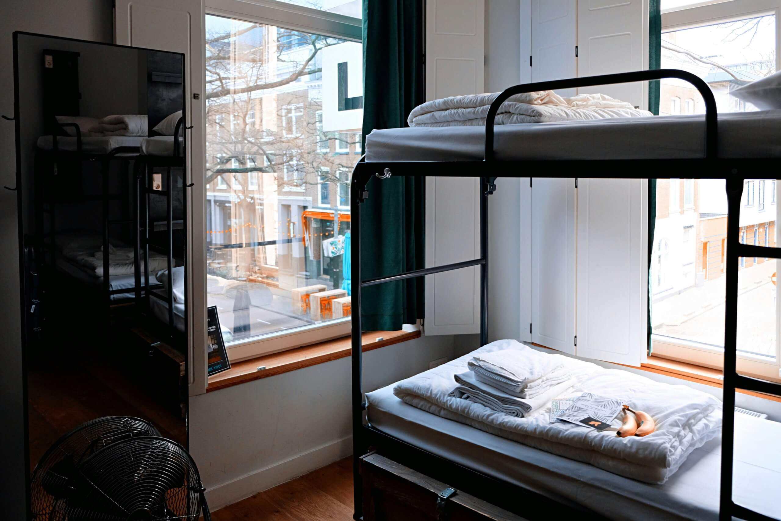 hostel vs airbnb