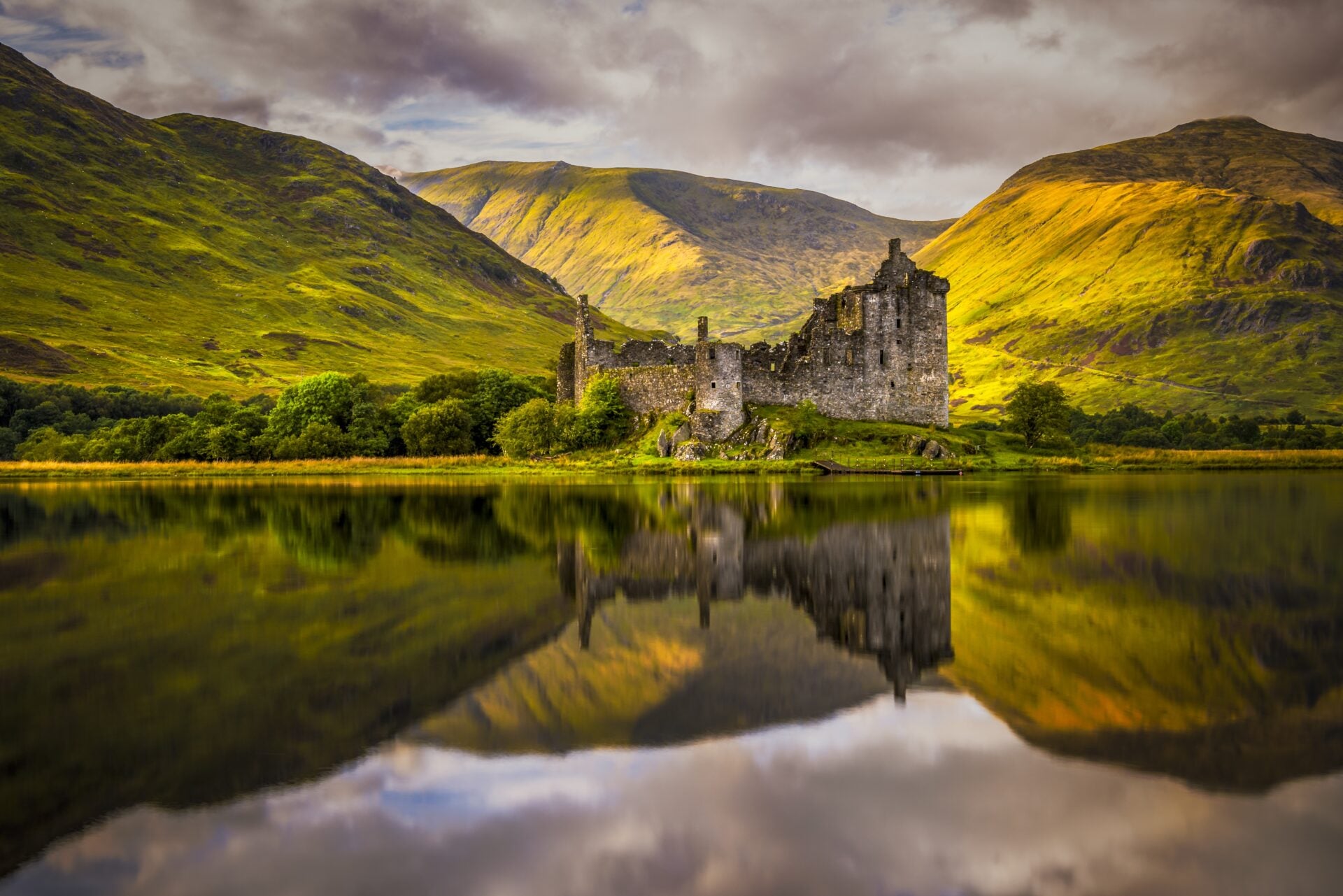 Kilchurn Castle at sunset on the scotish highlands.
